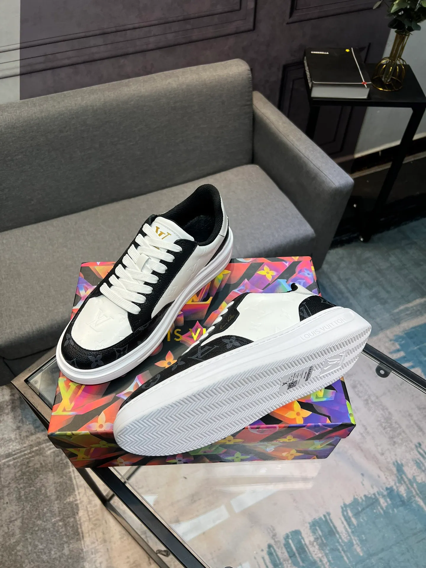 Men's Men's Shoes 💰540 LV Louis Vuitton. The latest fashionable casual shoes are popular in physical stores. The new spring and summer comfortable imported custom patent leather plus cowhide, cowhide mesh, and unique jacquard fabric element design. With sheepskin lining, Lv original base, [sun][sun] high-end packaging and high quality💪Details determine quality, welcome to compare🇮🇹Code number 38-44, 45 can be customized